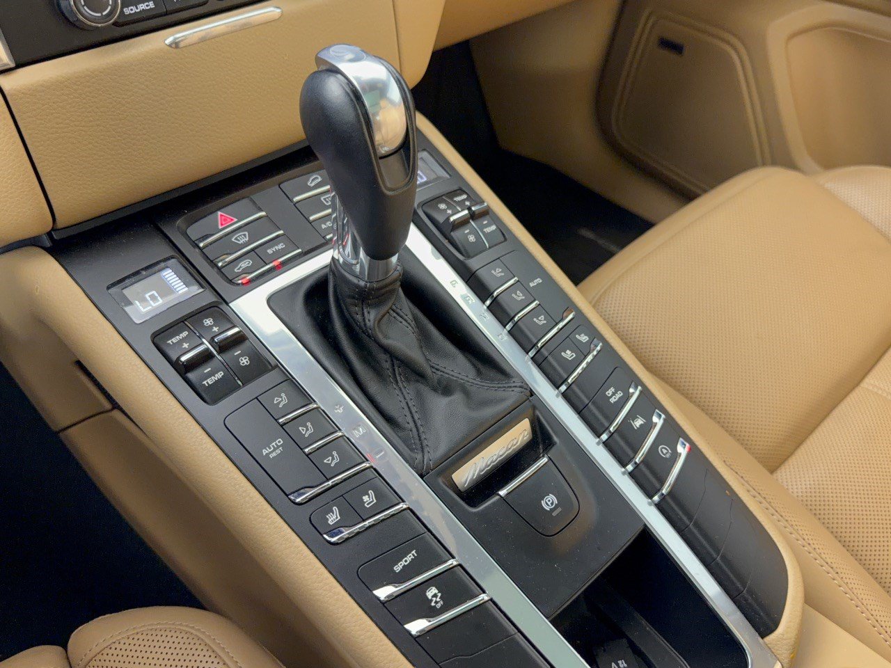 Used 2018 Porsche Macan AWD/4WD image 21