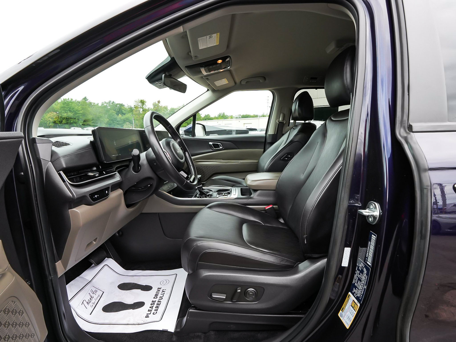 Used 2025 Kia Carnival EX FWD image 32