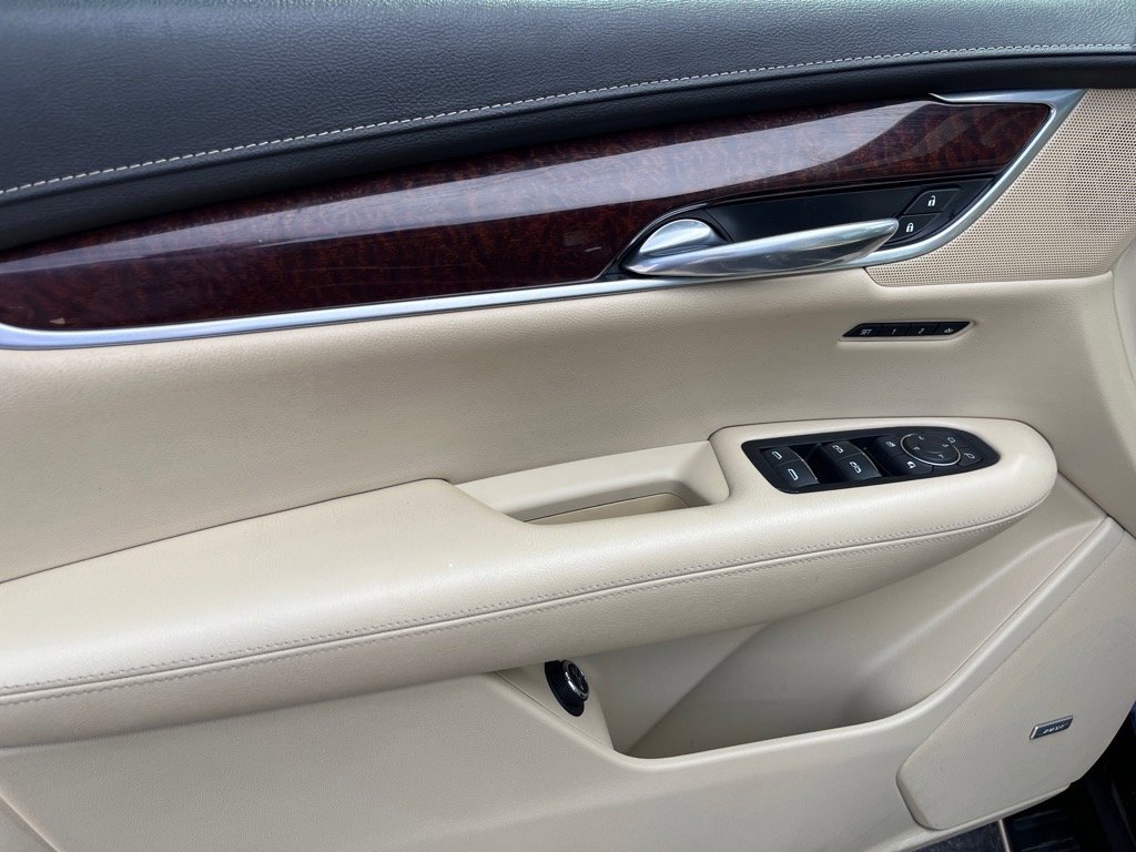 Used 2017 Cadillac XT5 Luxury w/ Driver Awareness Package image 6