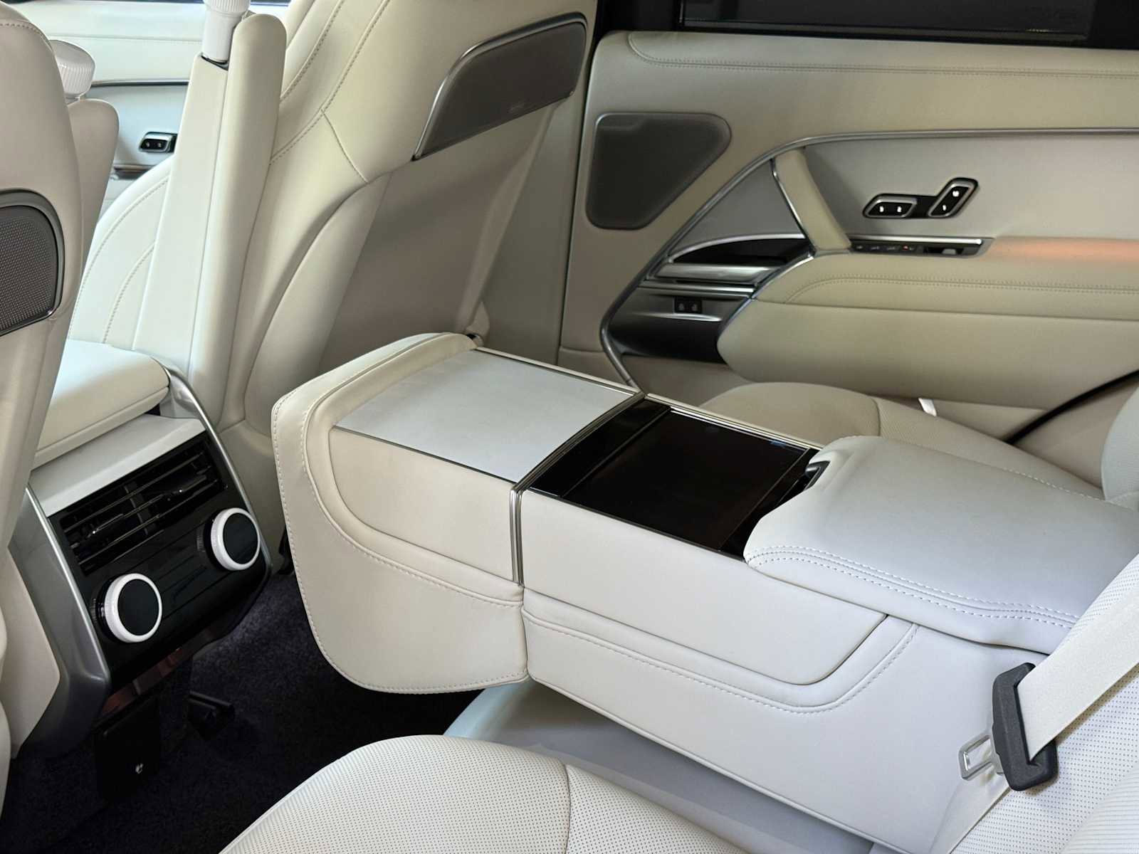 New 2025 Land Rover Range Rover SV image 16