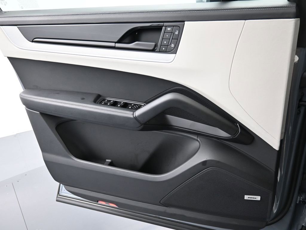 Used 2025 Porsche Cayenne S image 20