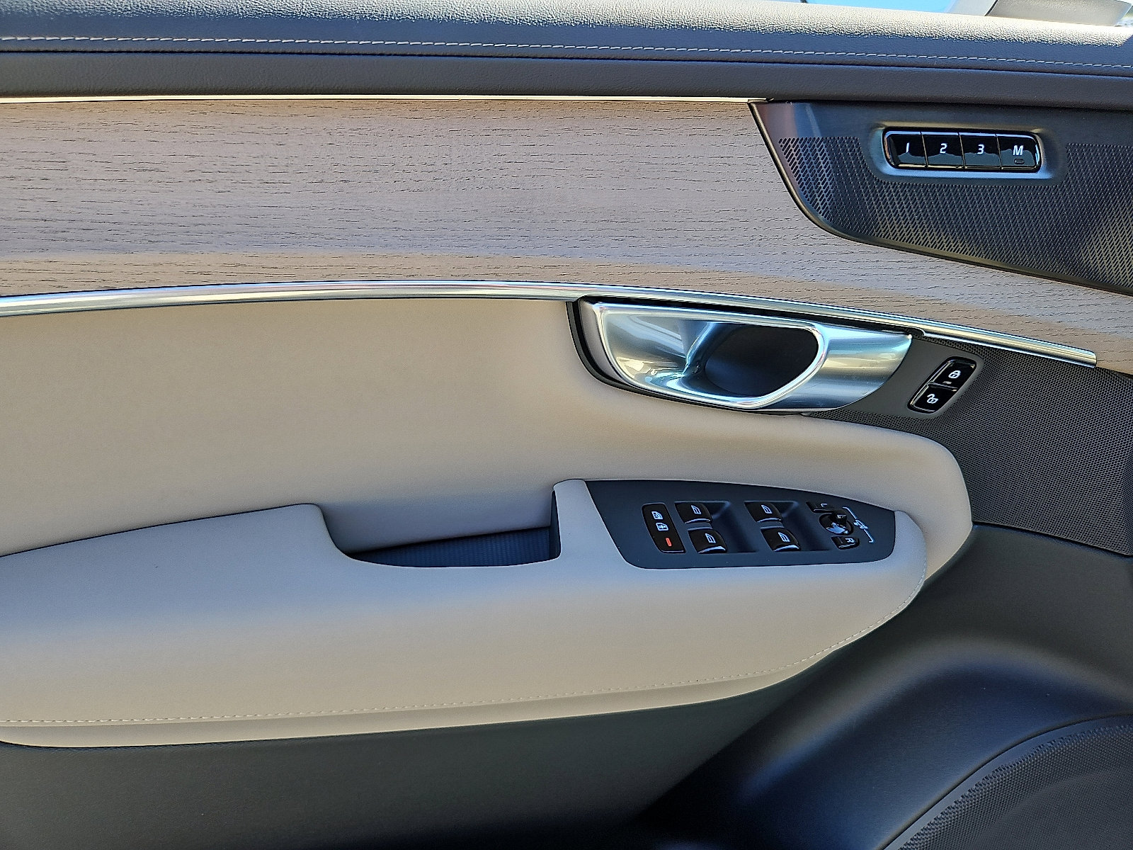 New 2026 Volvo XC90 B6 Plus w/ Protection Package Premier image 10