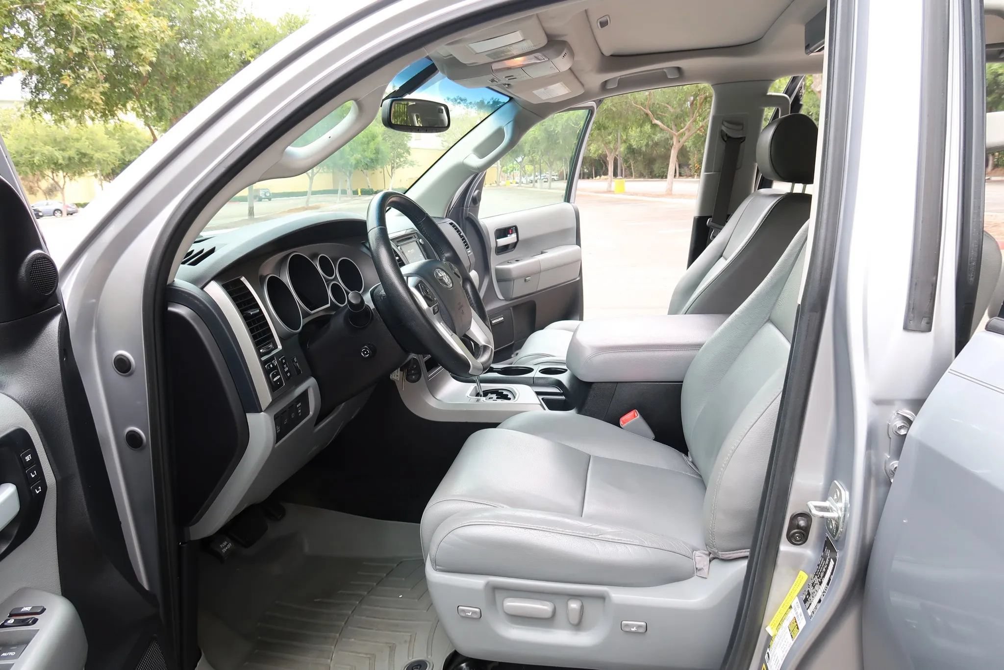 Used 2017 Toyota Sequoia Limited w/ Safety & Convenience Package AWD/4WD image 18