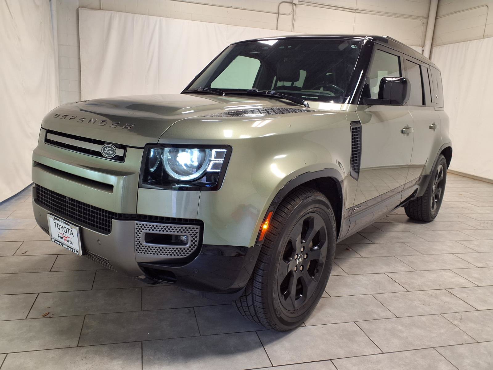Used 2021 Land Rover Defender 110 X-Dynamic SE AWD/4WD image 3