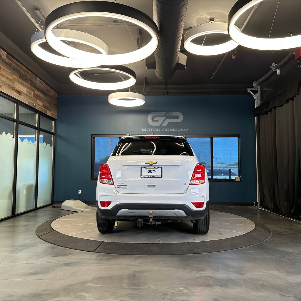 Used 2018 Chevrolet Trax LT w/ LT Convenience Package FWD image 4