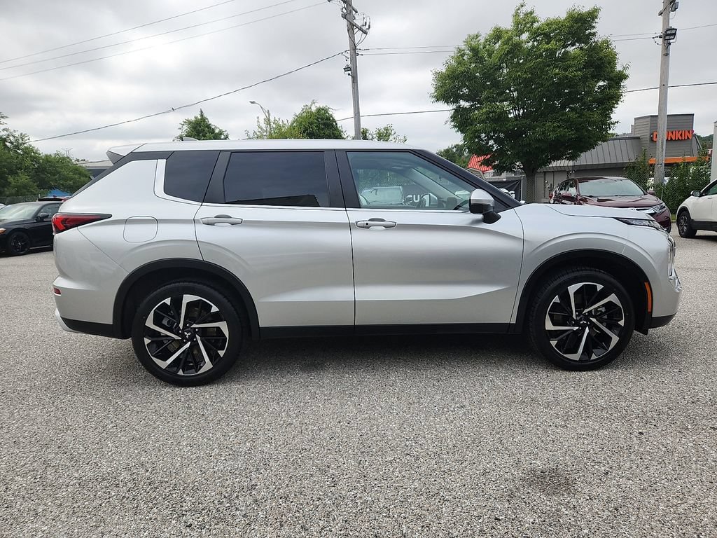 Used 2024 Mitsubishi Outlander AWD image 3