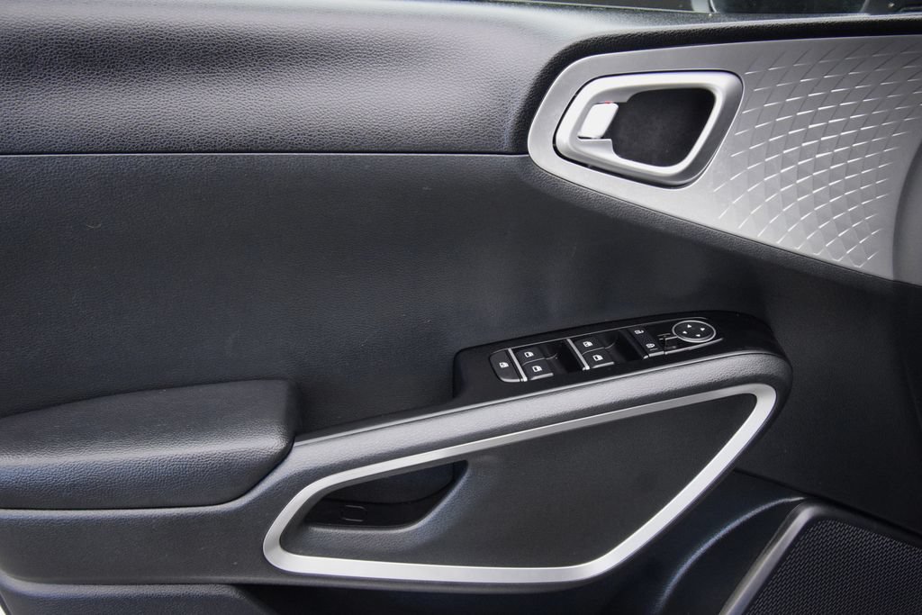 Used 2025 Kia Soul LX w/ LX Technology Package FWD image 25