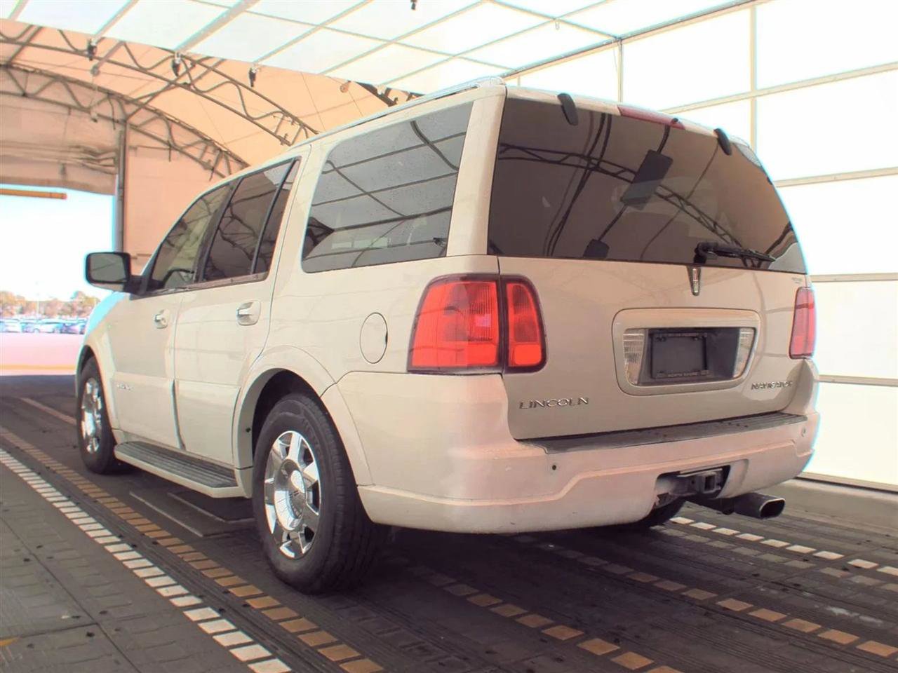 Used 2005 Lincoln Navigator Luxury image 8