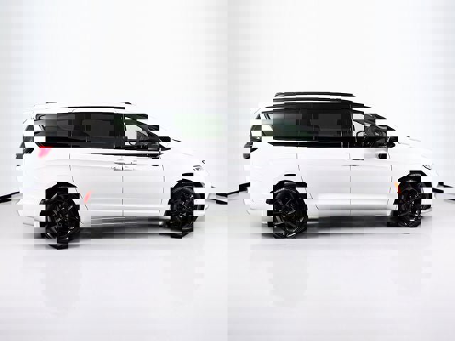 Used 2024 Chrysler Pacifica Touring-L w/ S Appearance Package image 4