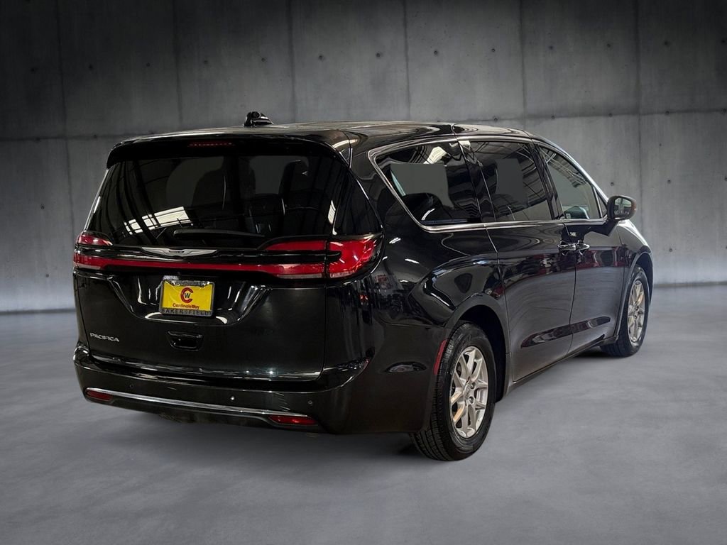 Used 2023 Chrysler Pacifica Touring-L image 5
