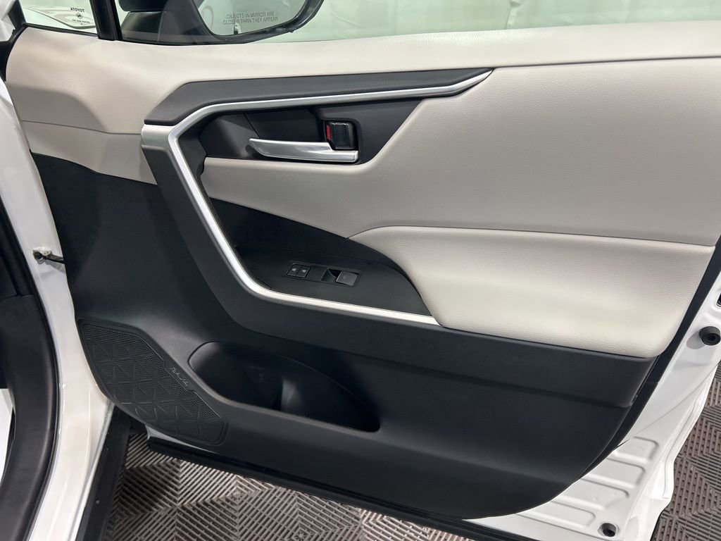 Used 2025 Toyota RAV4 XLE Premium image 8