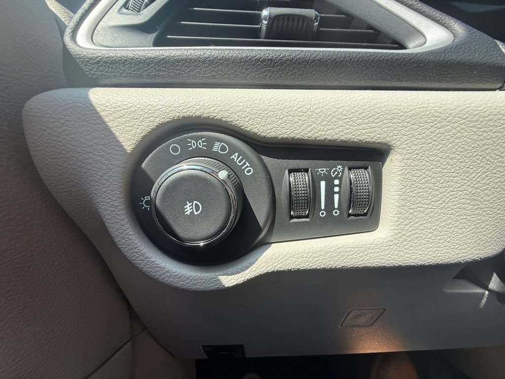 Used 2024 Chrysler Pacifica Touring-L FWD image 19