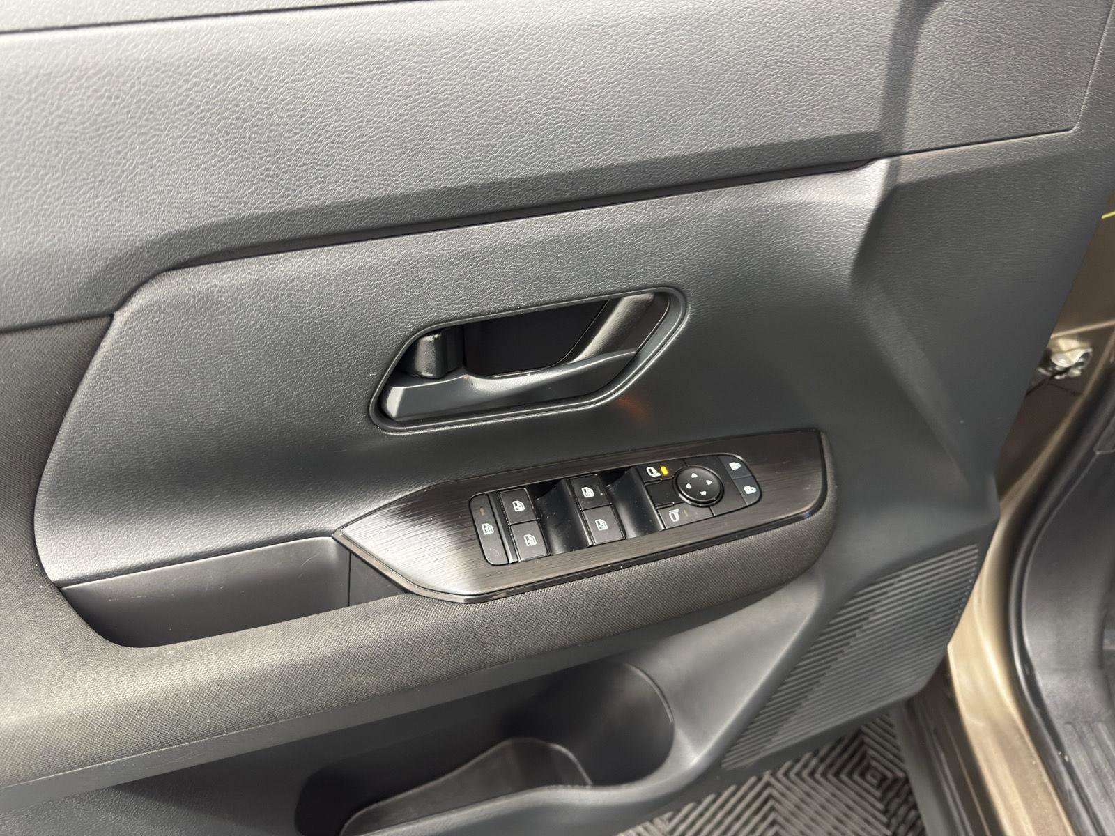 Used 2025 Nissan Kicks S AWD/4WD image 18