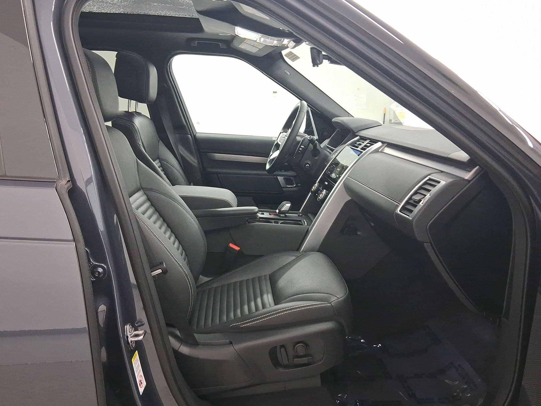 Certified 2025 Land Rover Discovery Dynamic SE AWD/4WD image 35