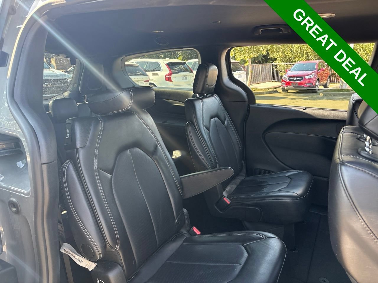 Used 2025 Chrysler Pacifica Select FWD image 11