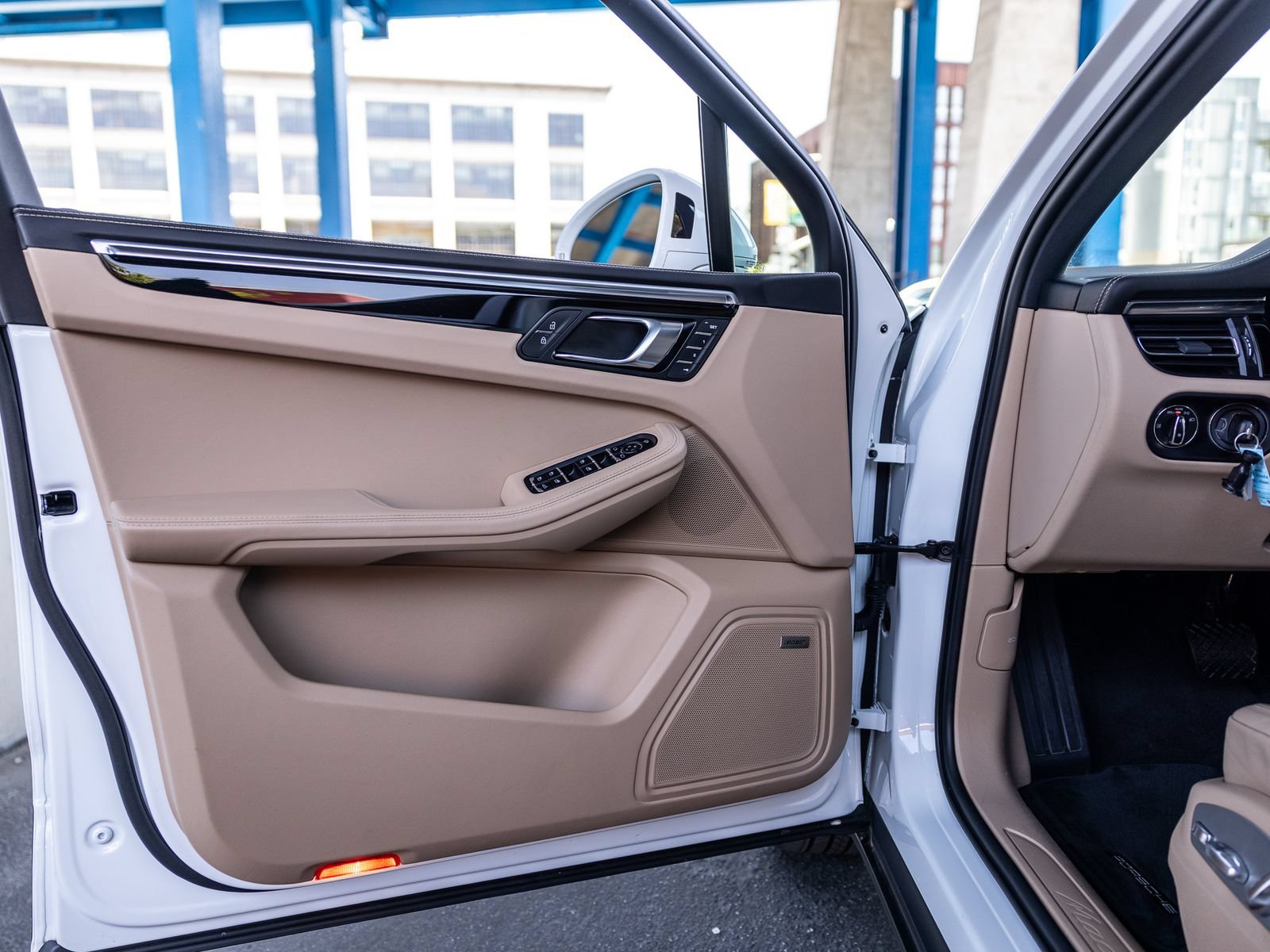Certified 2024 Porsche Macan AWD/4WD image 37