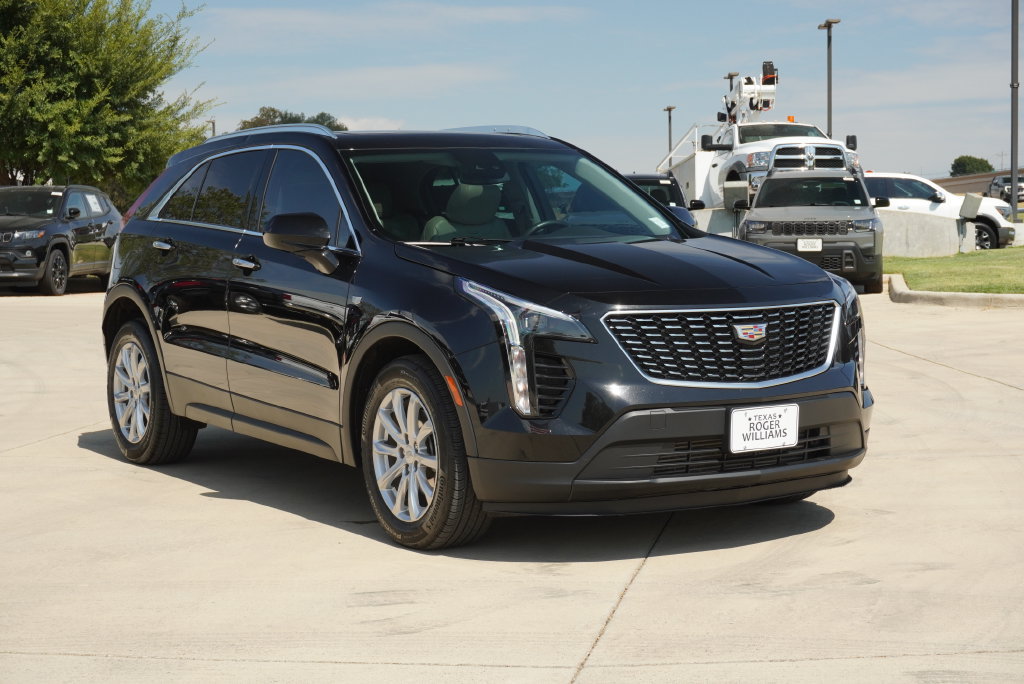 Used 2023 Cadillac XT4 Luxury w/ Cold Weather Package FWD image 7