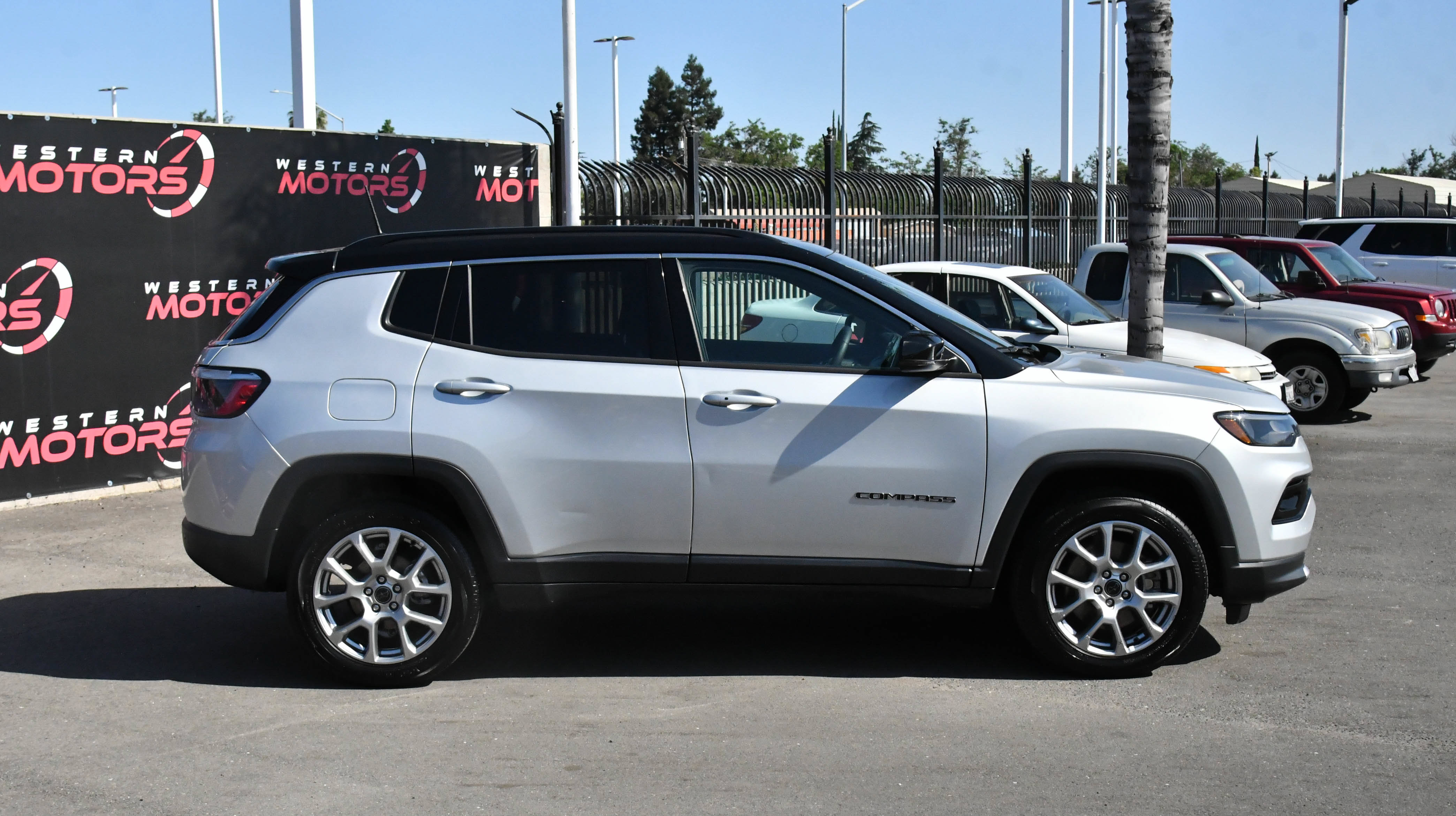 Used 2025 Jeep Compass Limited AWD/4WD image 9