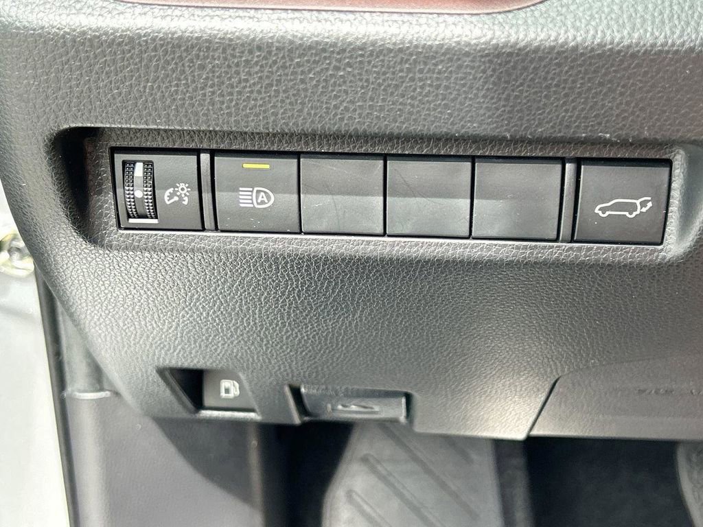 Used 2022 Toyota RAV4 Limited image 32