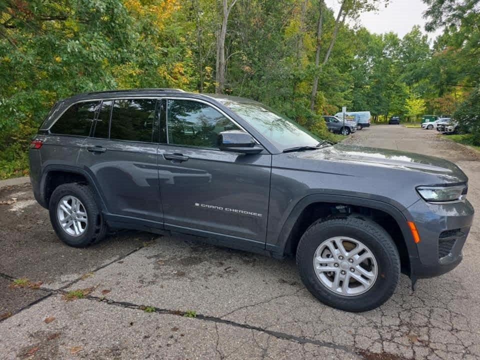 Used 2025 Jeep Grand Cherokee Laredo w/ Luxury Tech Group I AWD/4WD image 3