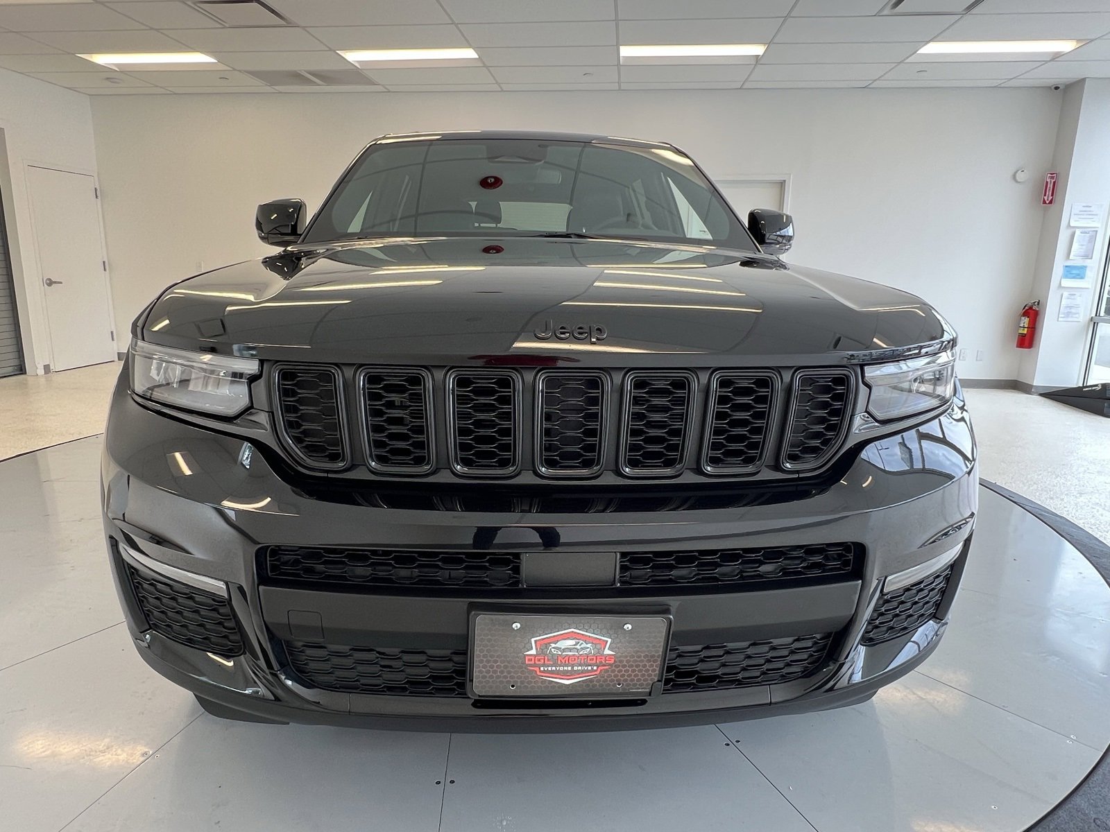 Used 2024 Jeep Grand Cherokee L Limited w/ Black Appearance Package image 2