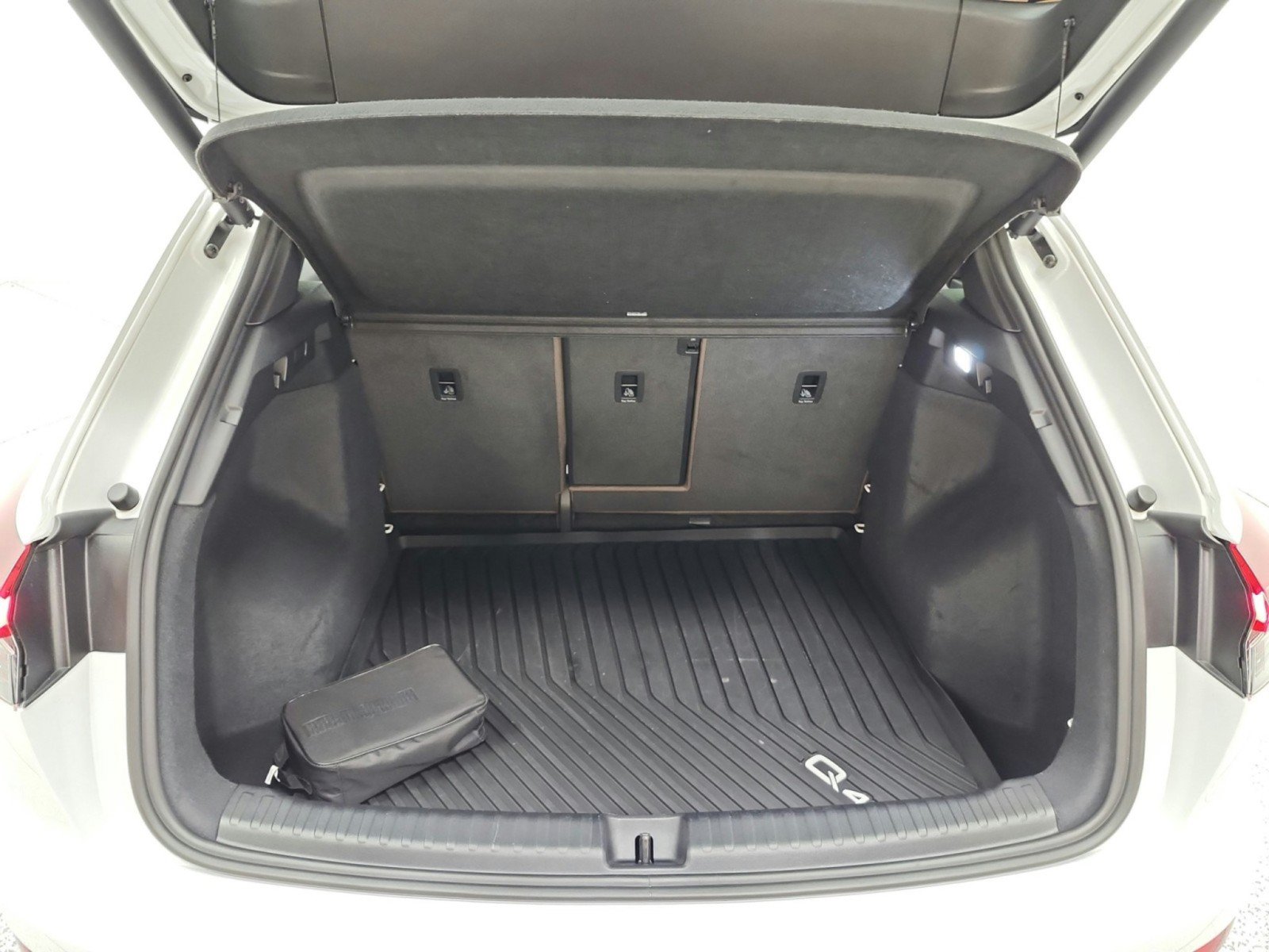 Used 2024 Audi Q4 e-tron Premium AWD/4WD image 21