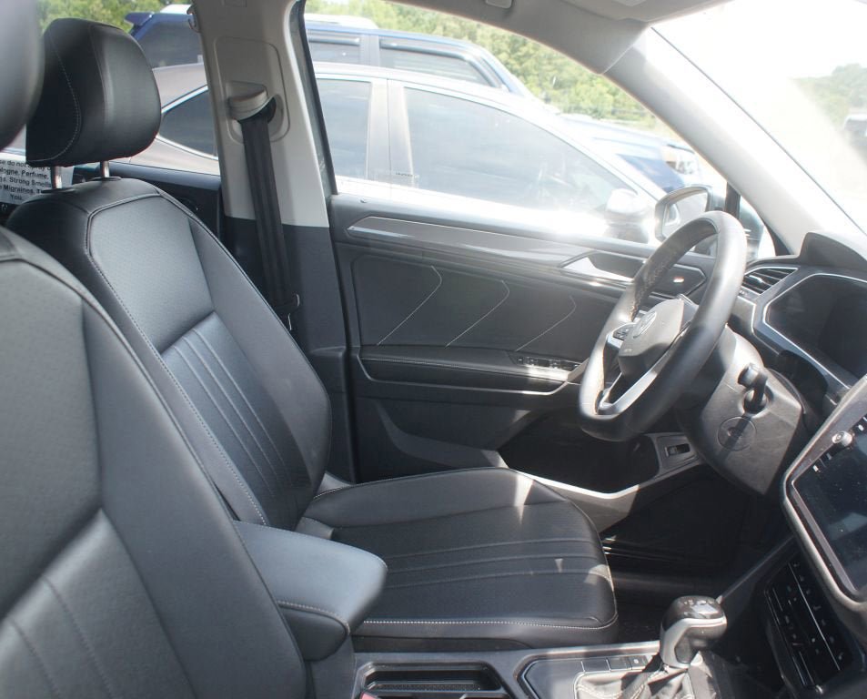 Used 2024 Volkswagen Tiguan SE FWD image 2