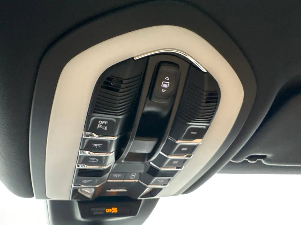 Certified 2024 Porsche Macan AWD/4WD image 40