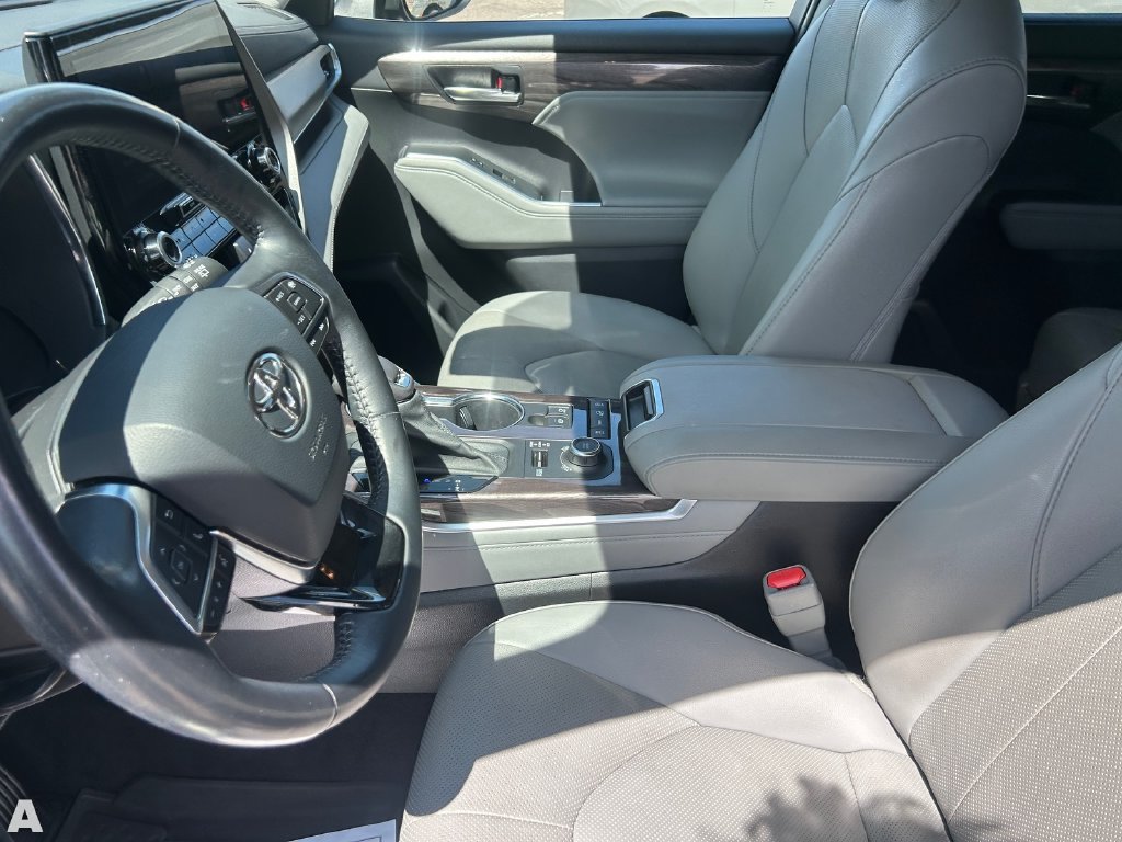 Used 2021 Toyota Highlander Limited AWD/4WD image 19