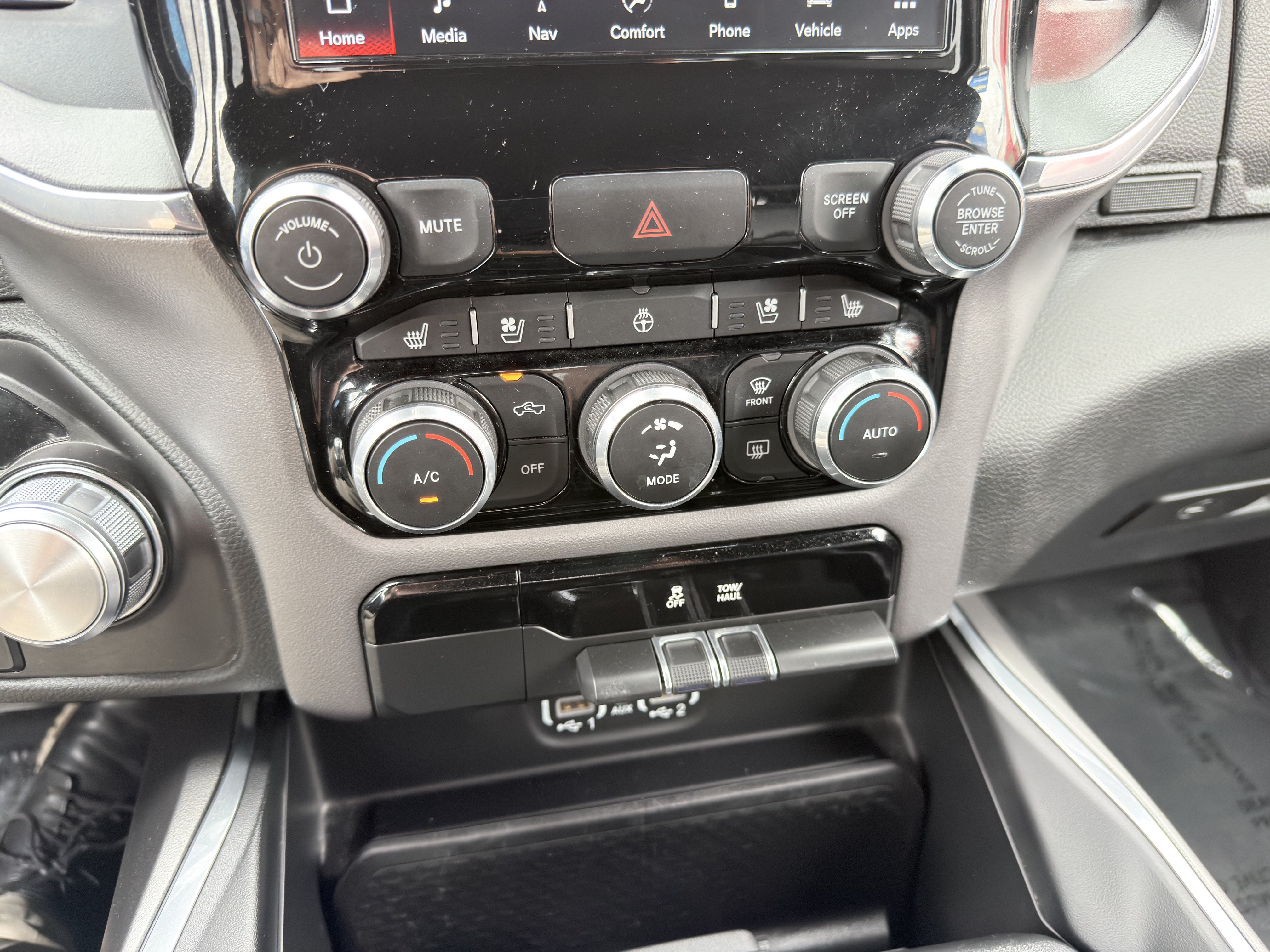 Used 2024 RAM 1500 Laramie AWD/4WD image 31