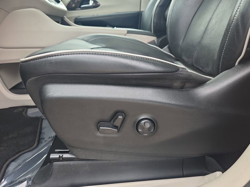 Used 2023 Chrysler Pacifica Limited FWD image 31