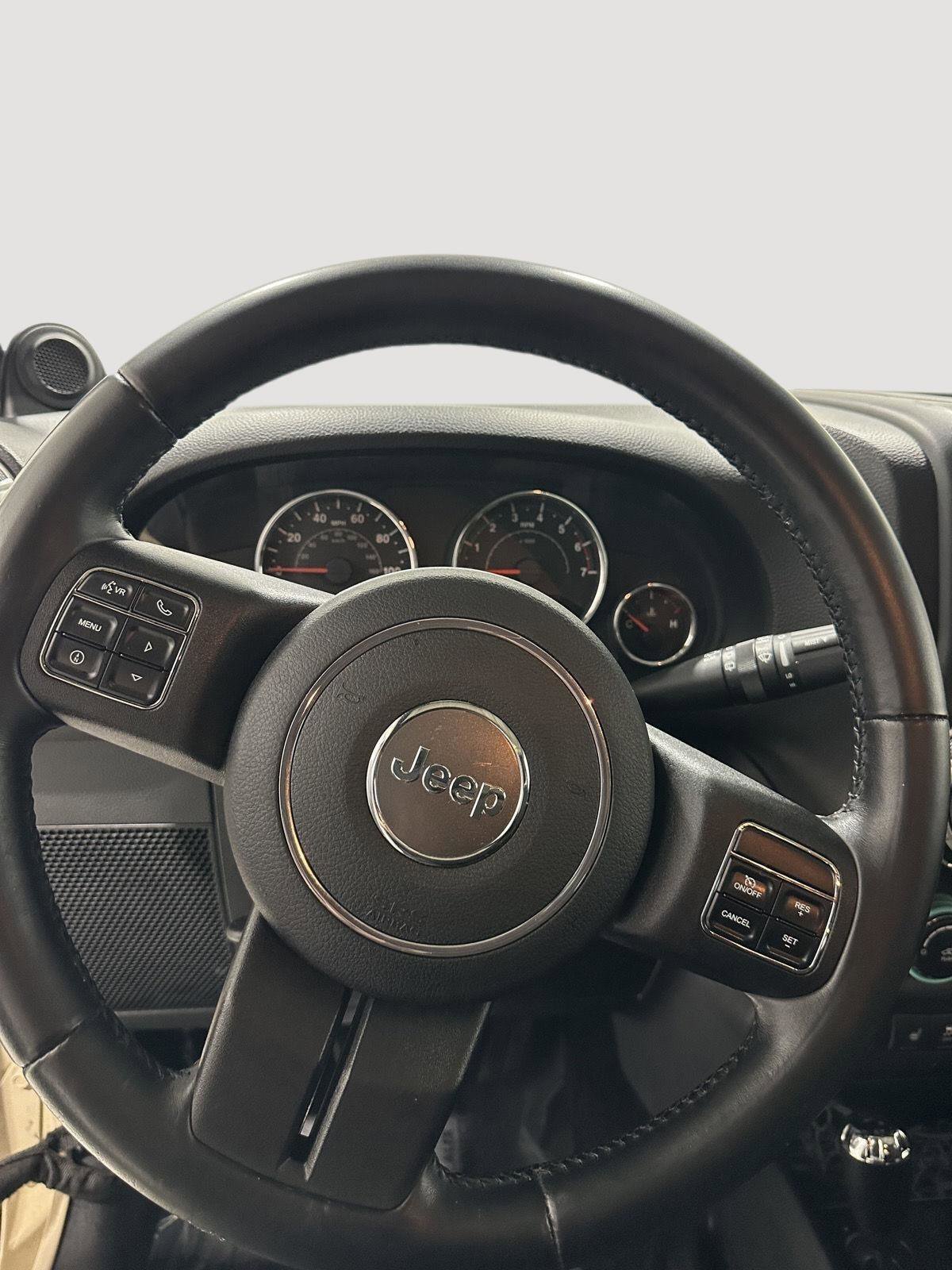 Used 2011 Jeep Wrangler Unlimited Sahara w/ Connectivity Group AWD/4WD image 10