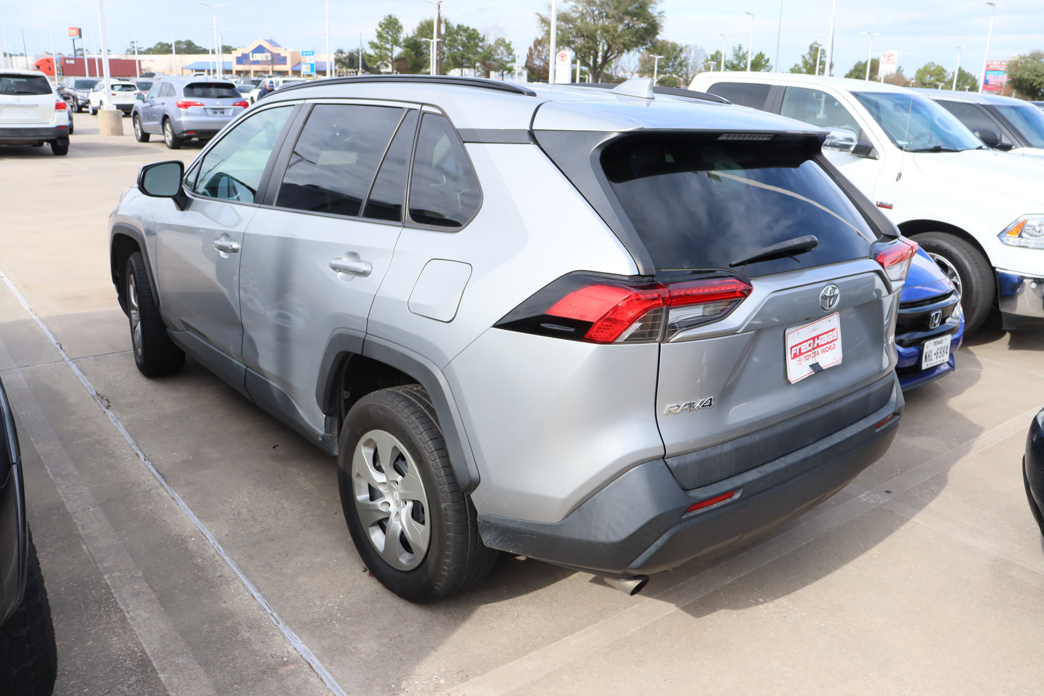 Used 2019 Toyota RAV4 LE image 7