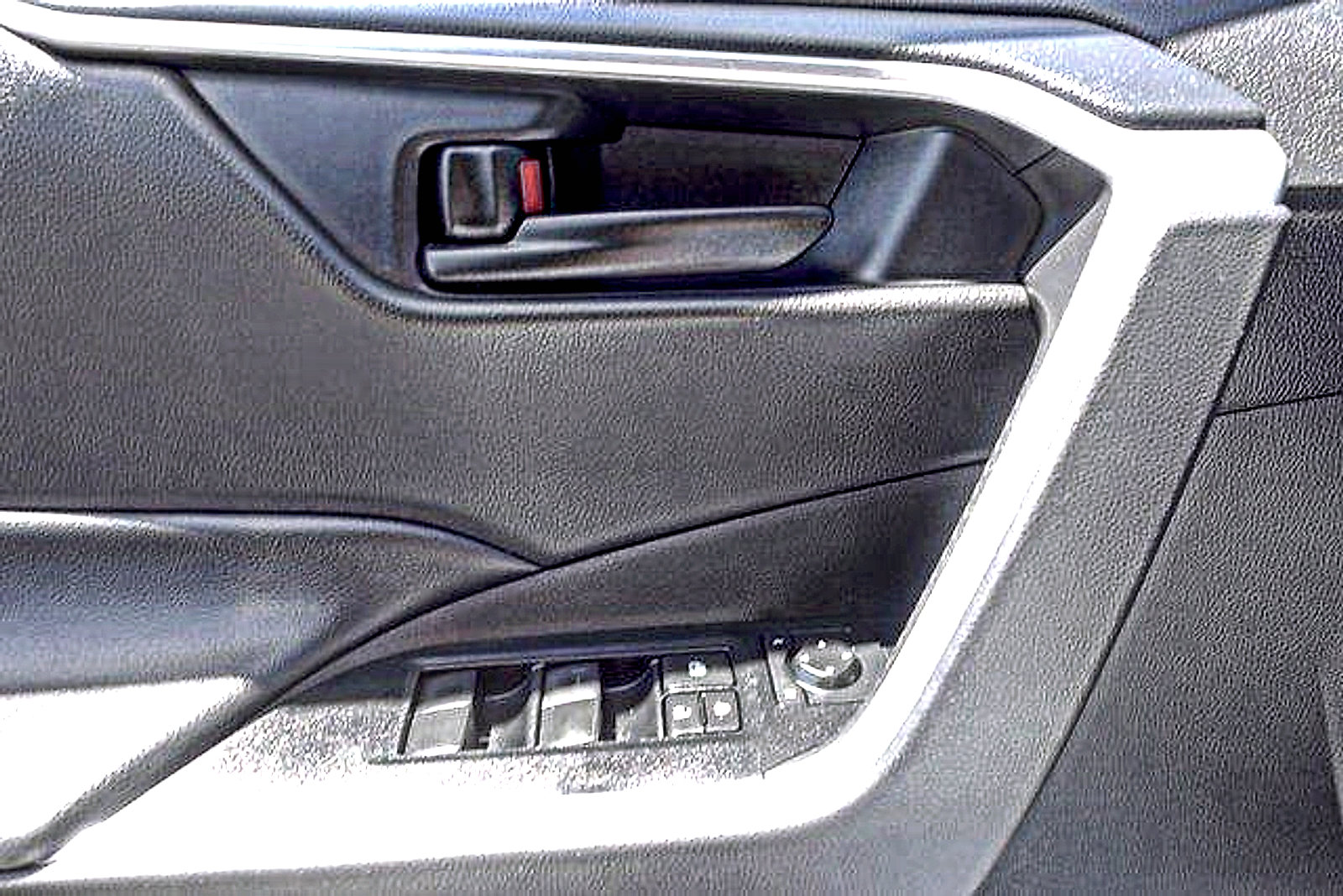 Used 2021 Toyota RAV4 LE AWD/4WD image 11