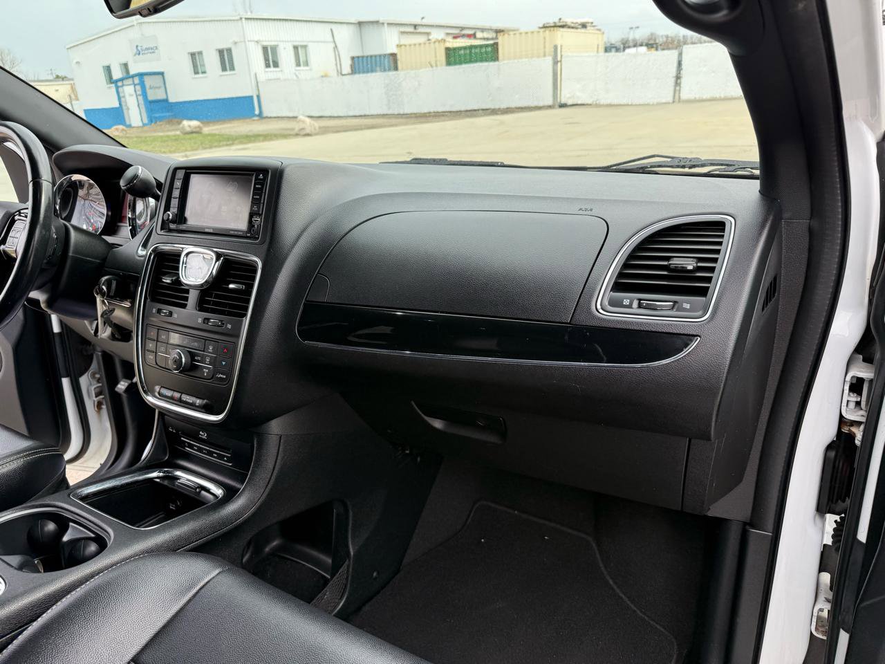 Used 2014 Chrysler Town & Country S FWD image 29