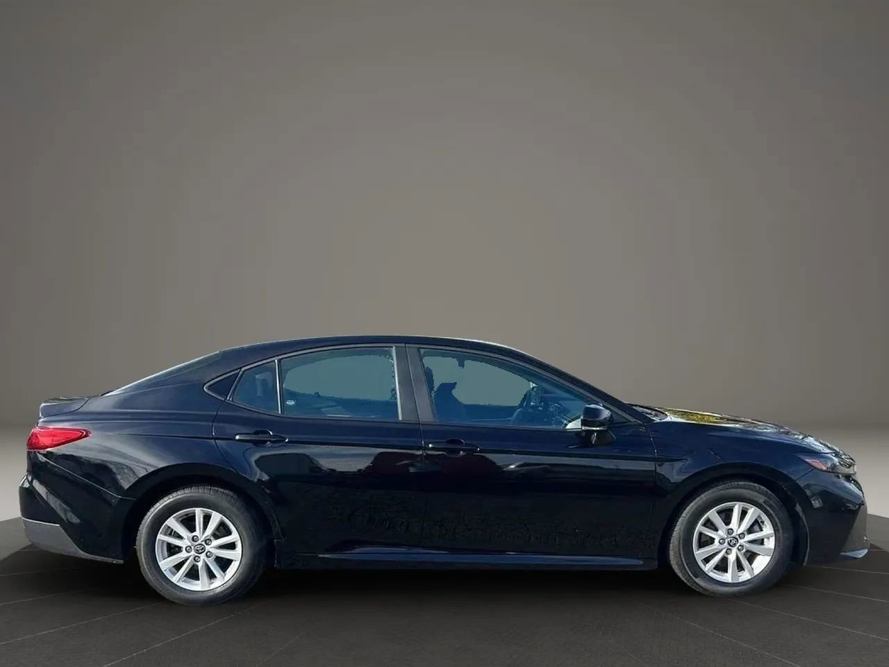 Used 2025 Toyota Camry LE image 4