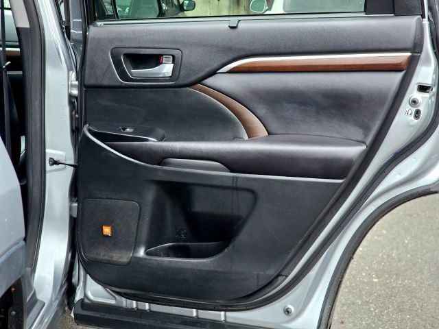 Used 2016 Toyota Highlander Limited Platinum image 32