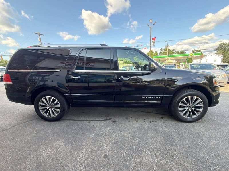 Used 2017 Lincoln Navigator L Select AWD/4WD image 4