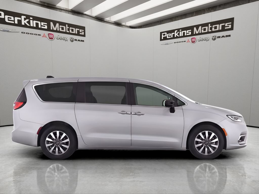 Used 2025 Chrysler Pacifica Select FWD image 9