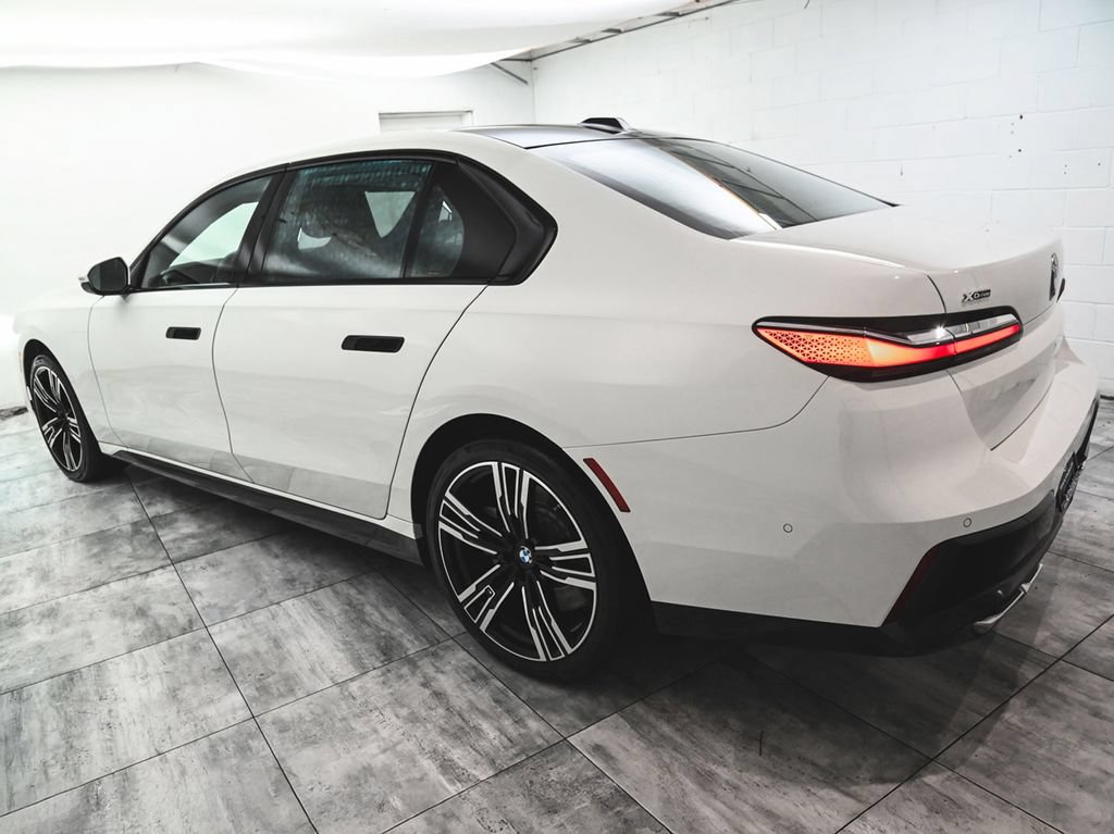 Used 2025 BMW 760i xDrive w/ Premium Package AWD/4WD image 4