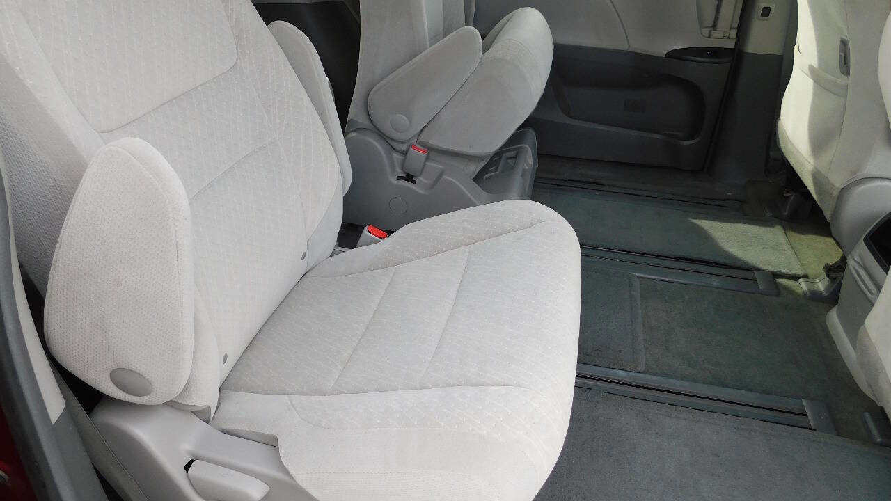 Used 2017 Toyota Sienna LE image 11