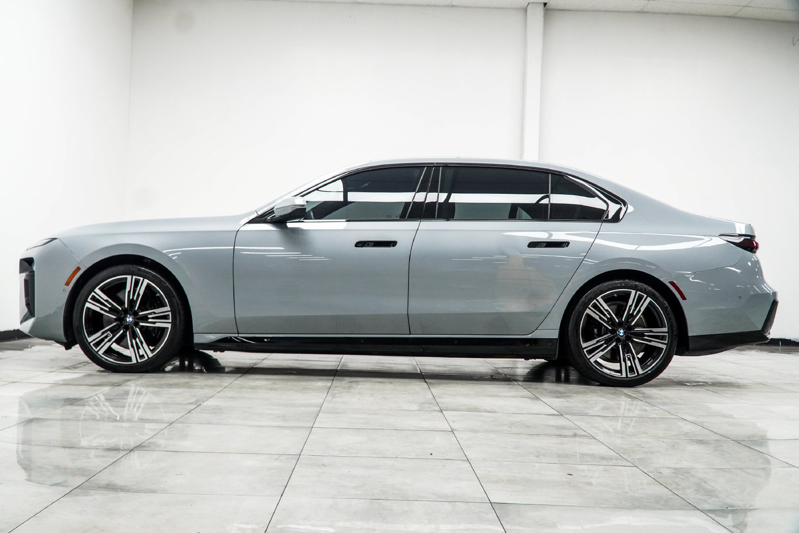 Used 2024 BMW i7 eDrive50 w/ M Sport Package RWD image 11