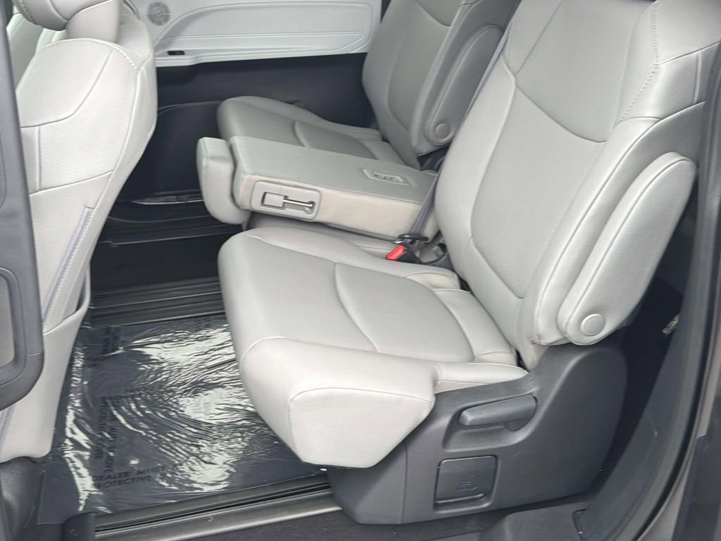 Used 2025 Toyota Sienna XLE image 29