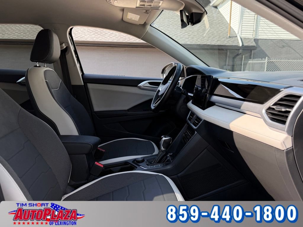 Used 2025 Volkswagen Taos SE AWD/4WD image 37