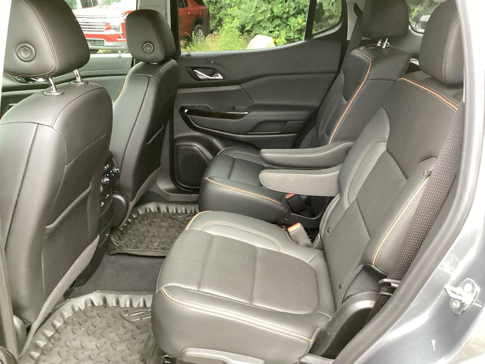 Used 2022 GMC Acadia AT4 w/ Technology Package AWD/4WD image 5