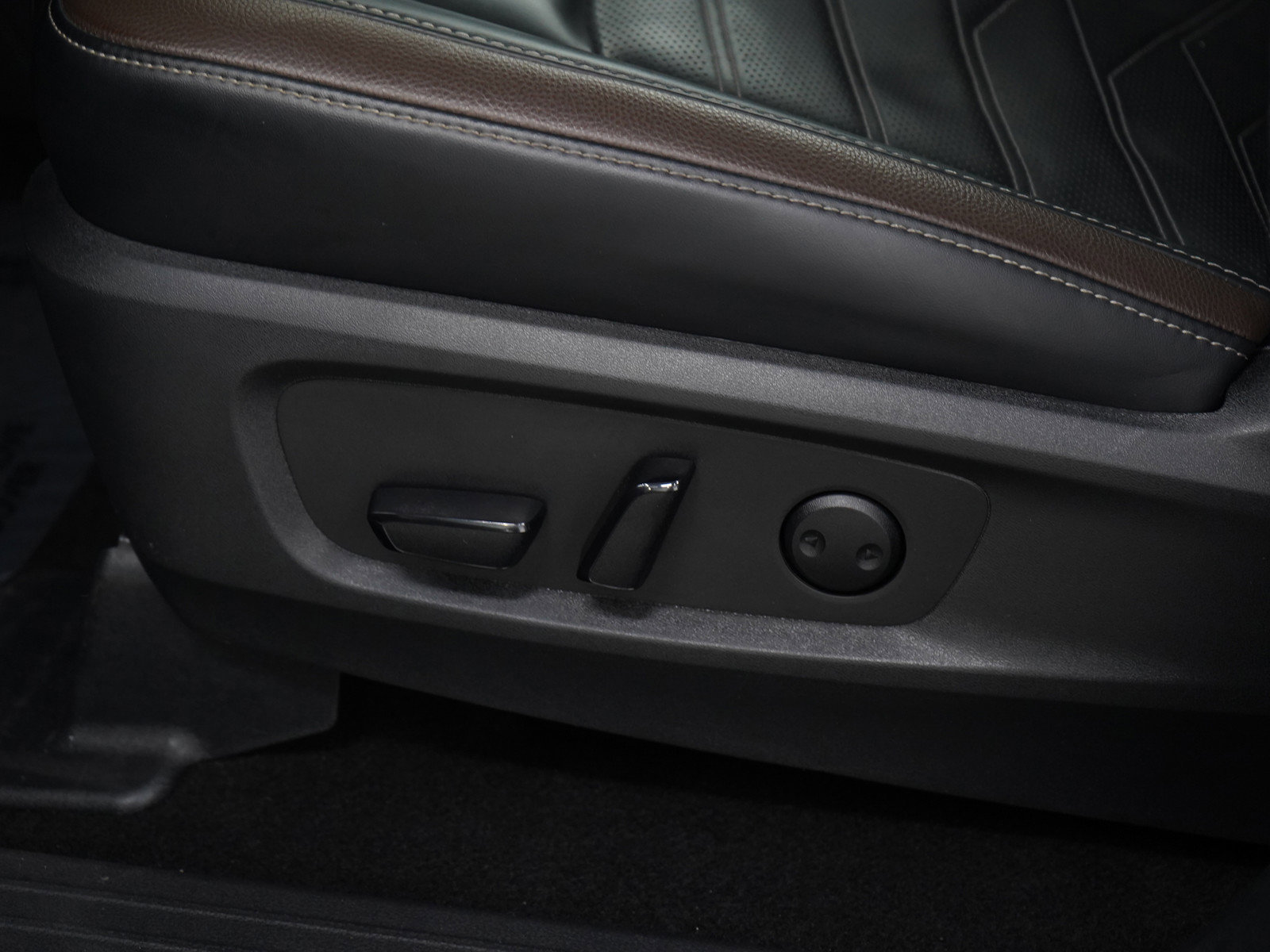 Used 2023 Nissan Pathfinder Platinum image 31