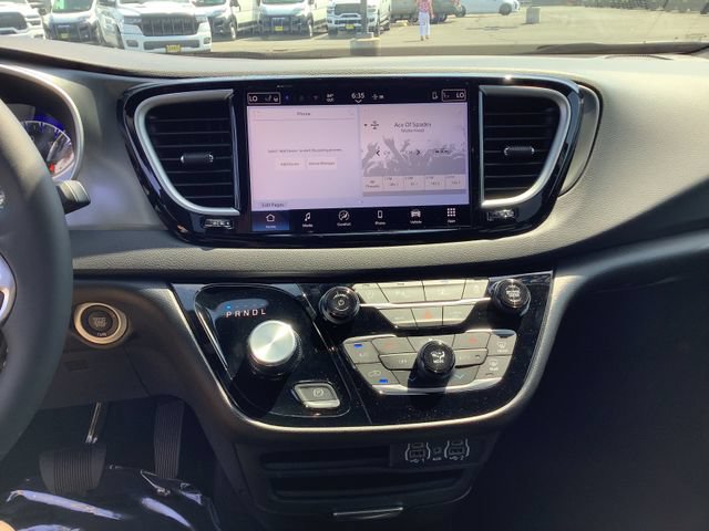 Used 2025 Chrysler Voyager LX FWD image 17