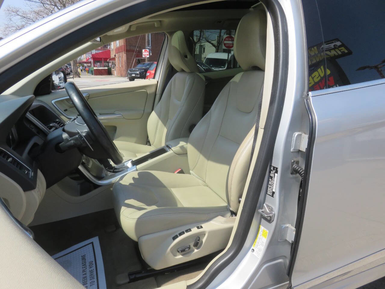 Used 2015 Volvo XC60 T6 Premier Plus image 10