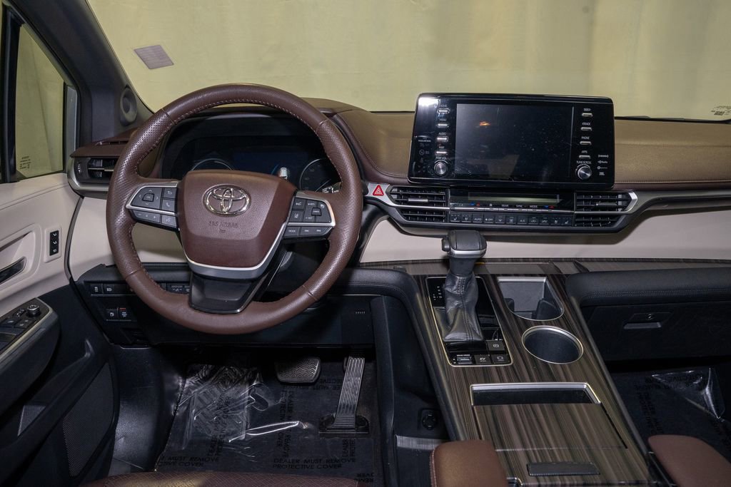 Used 2022 Toyota Sienna Platinum image 2