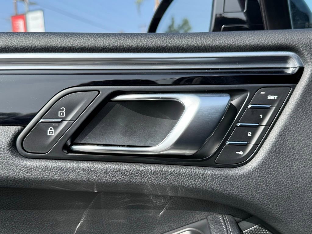 Used 2025 Porsche Macan image 13